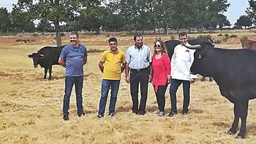 La delegación de Cataluña con el chef Rafa Martínez, durante una visita a explotaciones de Bos Taurus Primigenius.