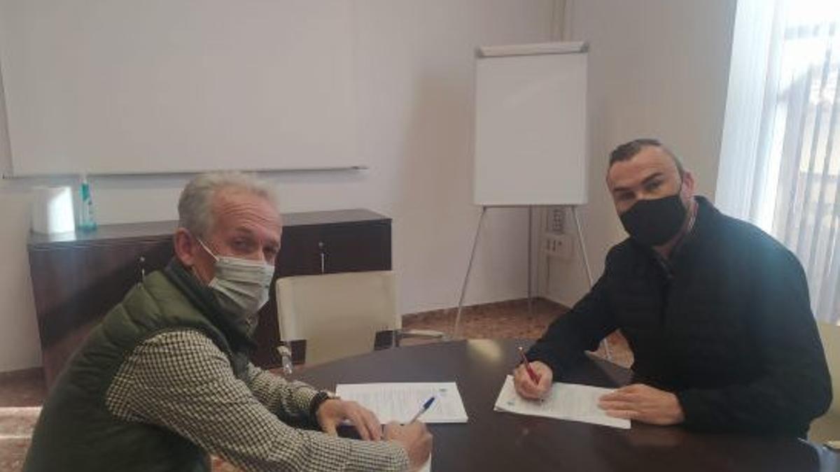 Firma del acuerdo en el Ayuntamiento de Oliva.