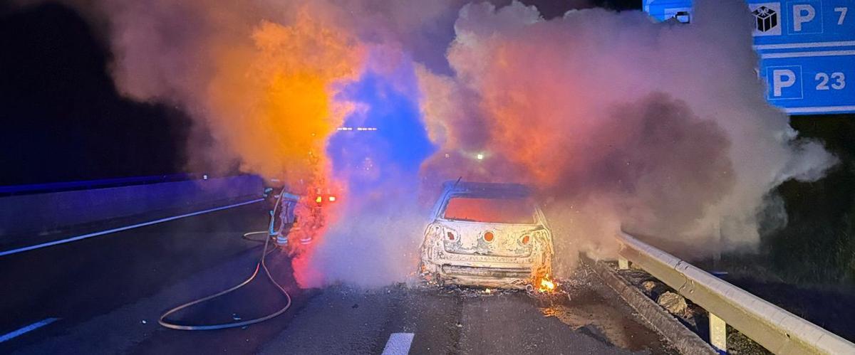 Arde un turismo en la autopista entre Cervaña y Moalde | CEDIDA