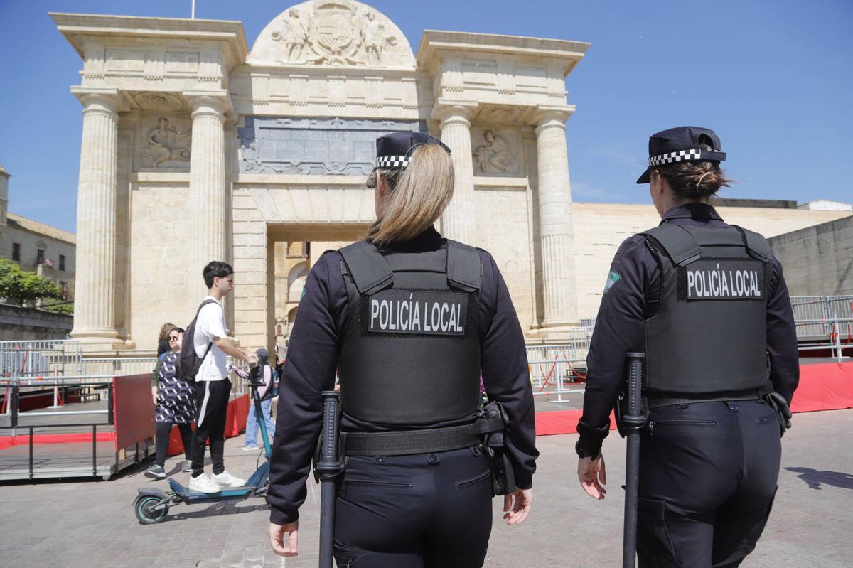 Dos agentes de la Policía Local patrullan en la carrera oficial de la Semana Santa de Córdoba.
