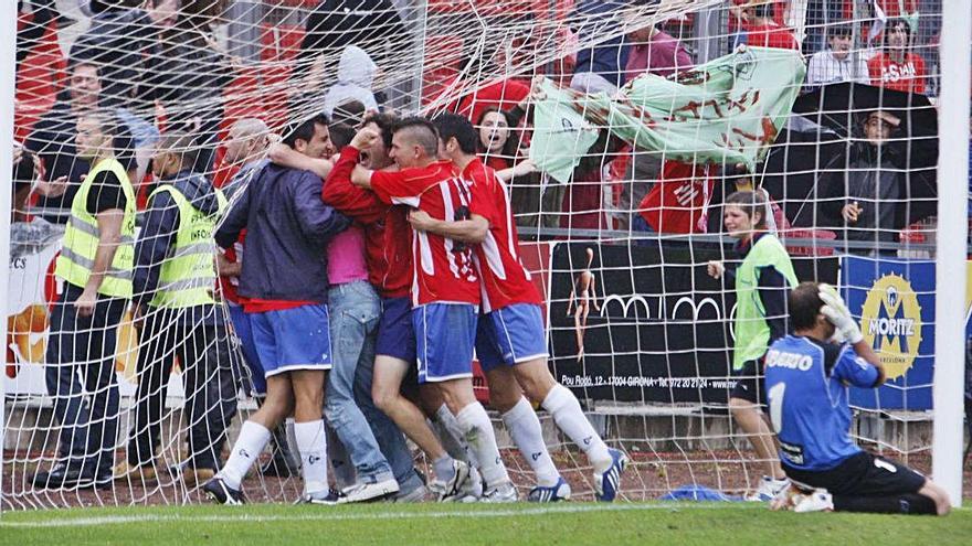 Jugadors i membres del cos tècnic del Girona s&#039;abracen per celebrar el gol de Kiko Ratón.