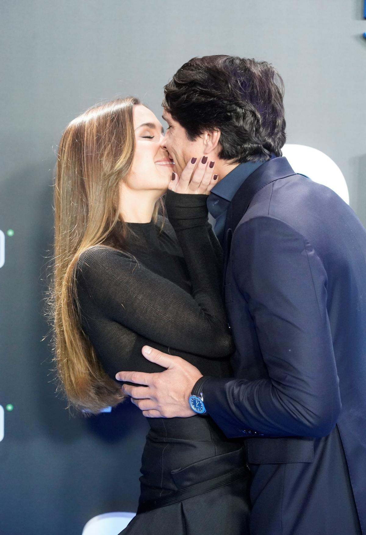 María Pombo y Pablo Castellano, muy cariñosos, en la 'premier' de los 'Pombo'.