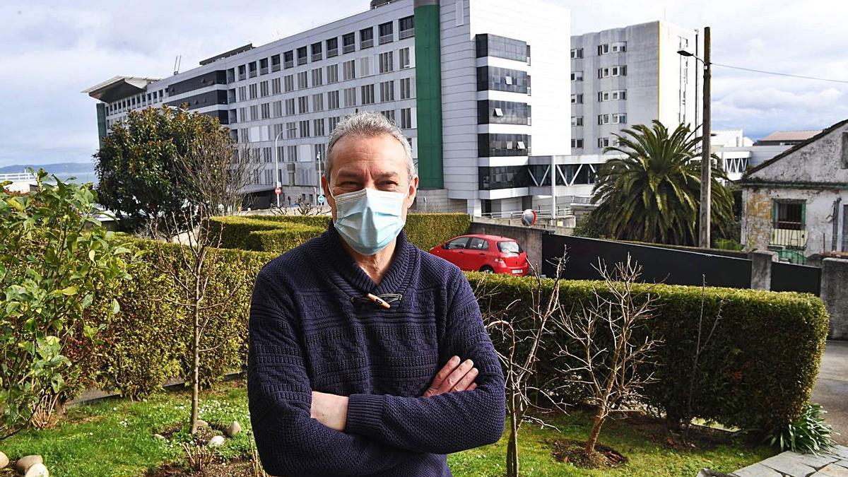 Alfonso González, en su parcela, con instalaciones sanitarias, al fondo.   | // CARLOS PARDELLAS