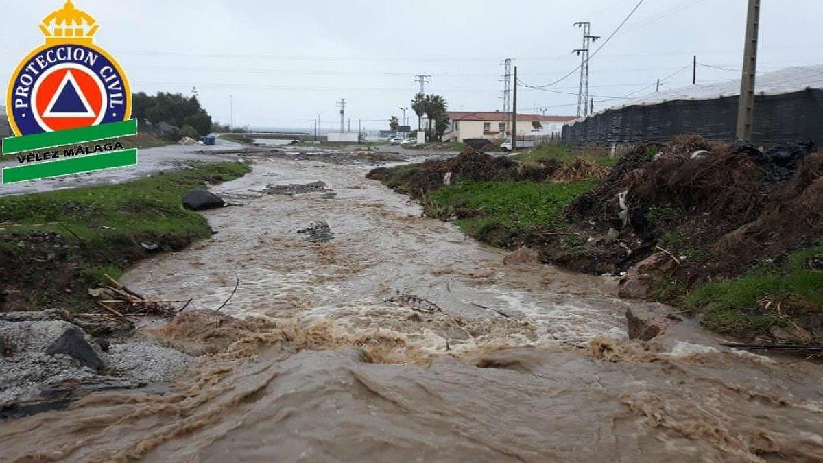 Imagen del río Seco de Vélez-Málaga, desbordado por las lluvias.