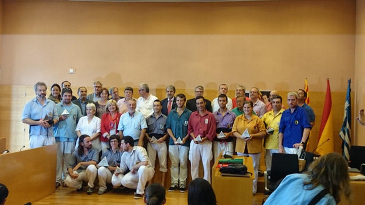 Foto de familia en el Ayuntamiento de Torredembarra tras la entrega de premios de la primera jornada del Concurs de Castells.