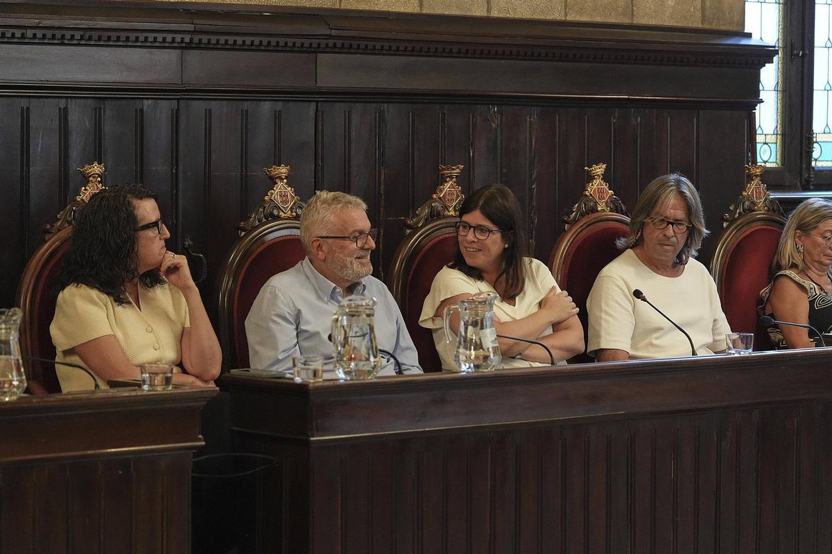 Gemma Geis, Xavier Aldeguer i Núria Riquelme en el seu nou seient a la sala de plens.