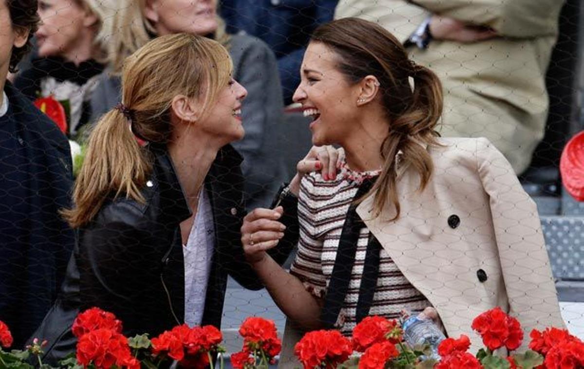 Marta Hazas y Paula Echevarría se echan unas risas en las gradas de la final del Mutua Madrid Open.