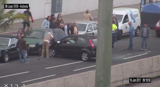 Accidente en el acceso a Juan XXIII desde la Avenida Marítima