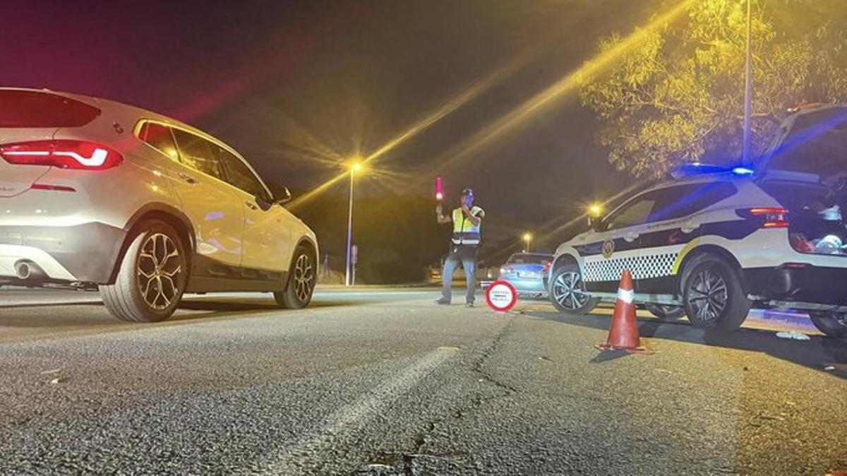 Un control de la Policía Local de Elche, en una imagen de archivo