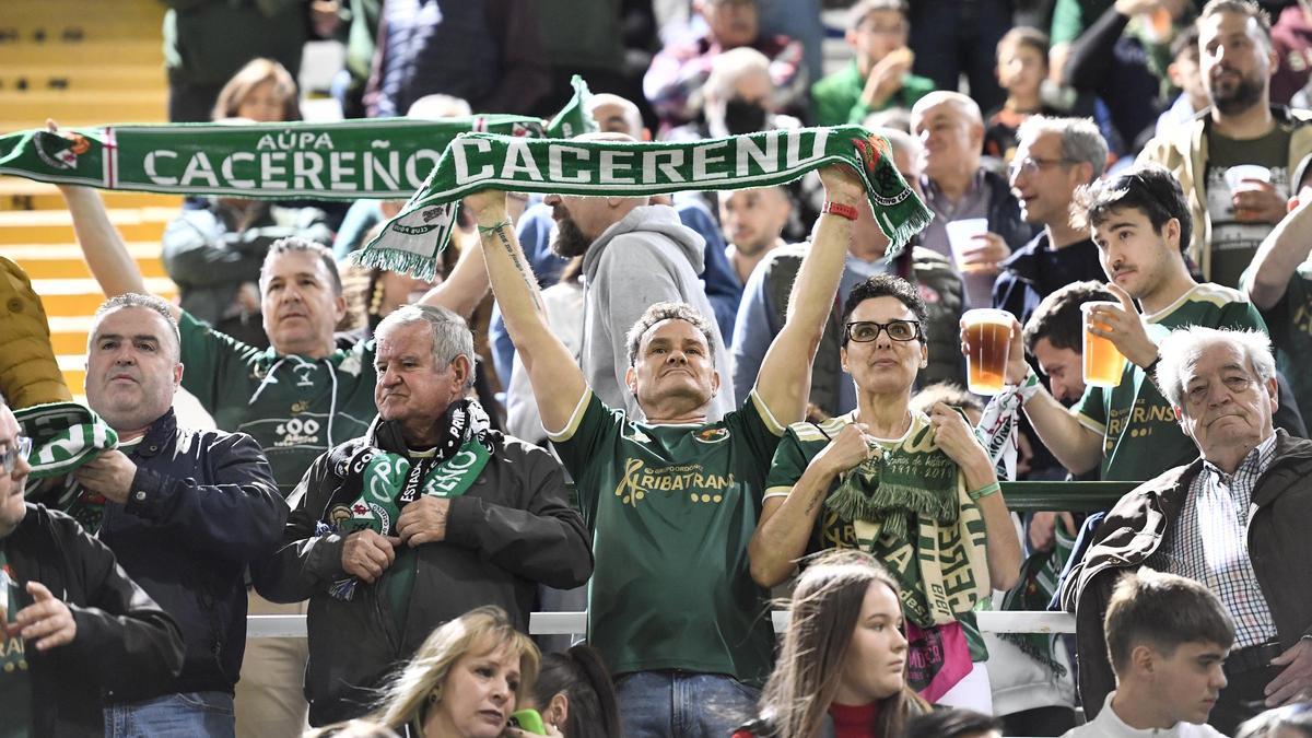 Aficionados del Cacereño en la grada del Príncipe Felipe durante un partido.