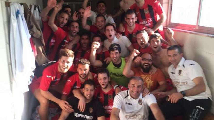 Los jugadores del Piloño celebran el ascenso en el vestuario.