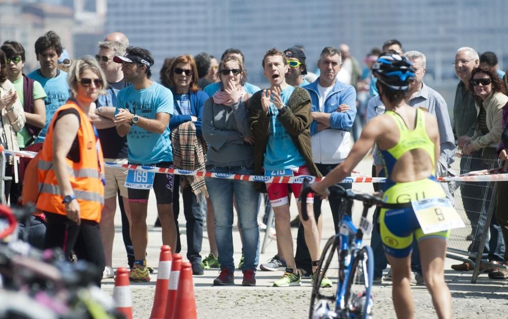 Más de 300 deportistas en el X Triatlón de Riazor