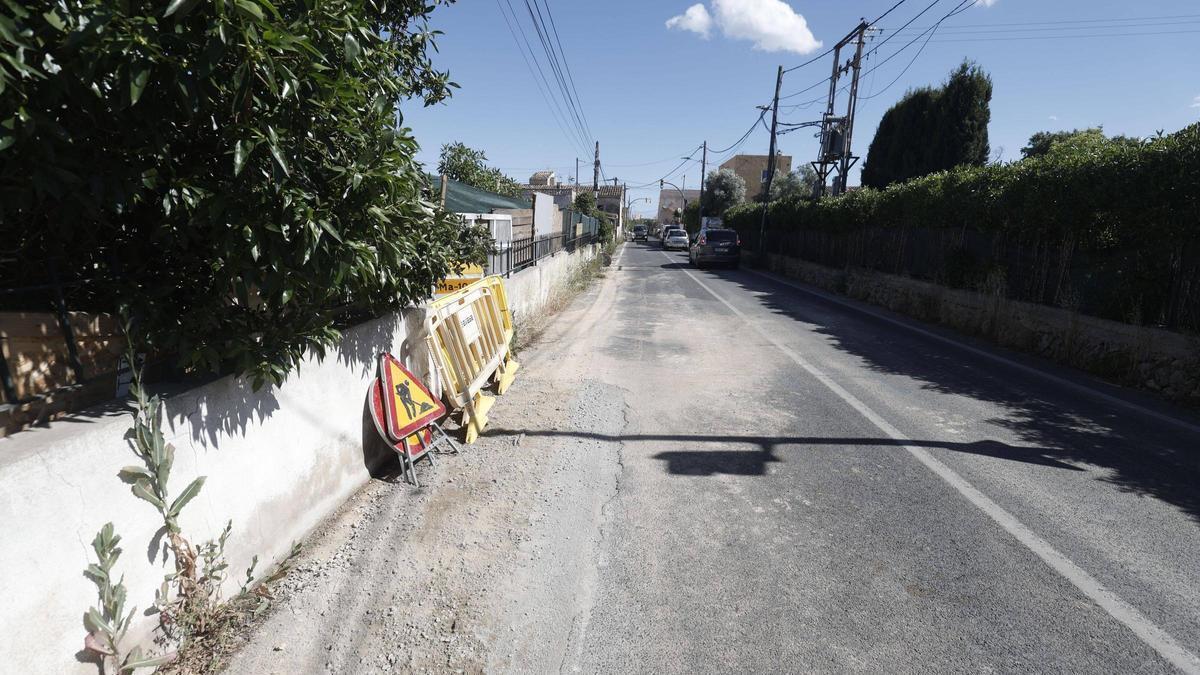 Pasado el mediodía los operarios de Emaya han reparado la fuga producida en el Camí de Jesús.