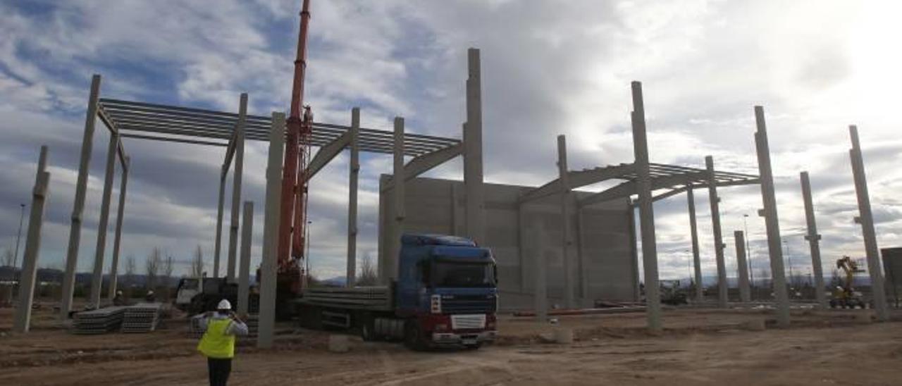 Las obras de las futuras instalaciones de Edicions Bromera en el Pla, en una imagen de ayer.