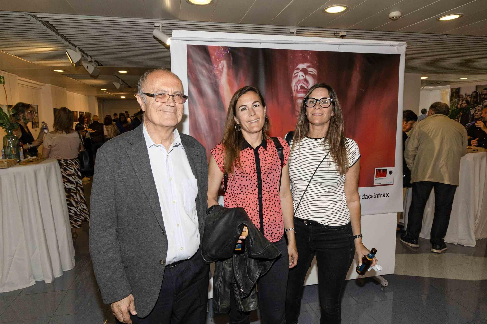 lleno total en la inauguración de INFotoperiodistas 2024,. un año de fotografía de prensa en Alicante