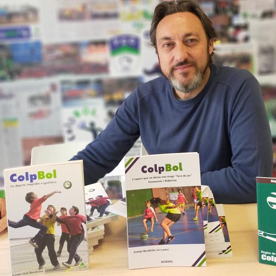 Juanjo Bendicho, amb el seu nou llibre sobre el colpbol.