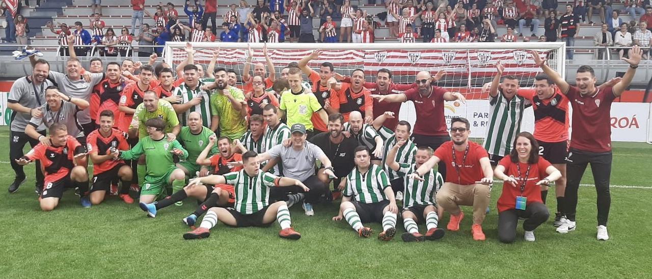 Jugadores y cuerpo técnico del Córdoba Genuine, junto a sus rivales en la fase de Bilbao.