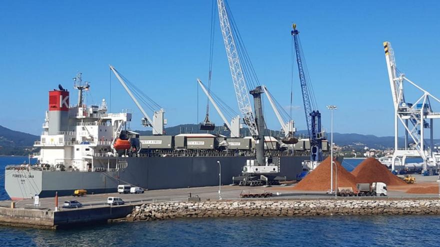 El Puerto intensifica la actividad con cinco barcos a la vez con eólicos, acero, cereales y madera