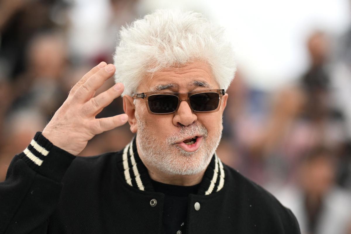 Pedro Almodóvar aterriza en Cannes. El cineasta estrena en Cannes el mediometraje ‘Extraña forma de vida’, con Ethan Hawke y Pedro Pascal, un wéstern protagonizado por dos gais que subvierte el género
