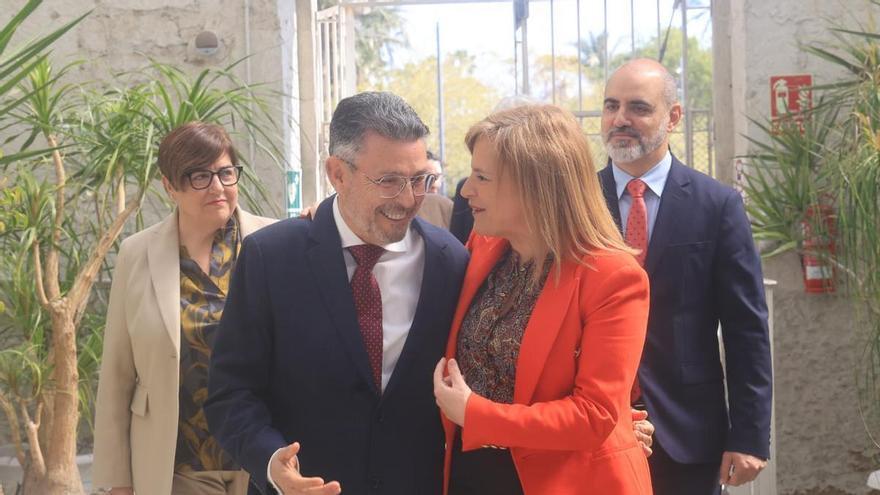 a vivienda y el agua en el centro en la toma de posesión de Pineda como subdelegado en Alicante