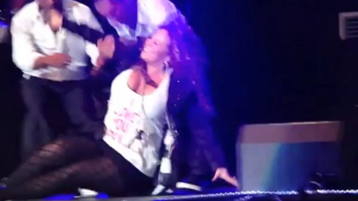 Mariah Carey se la pega en un concierto