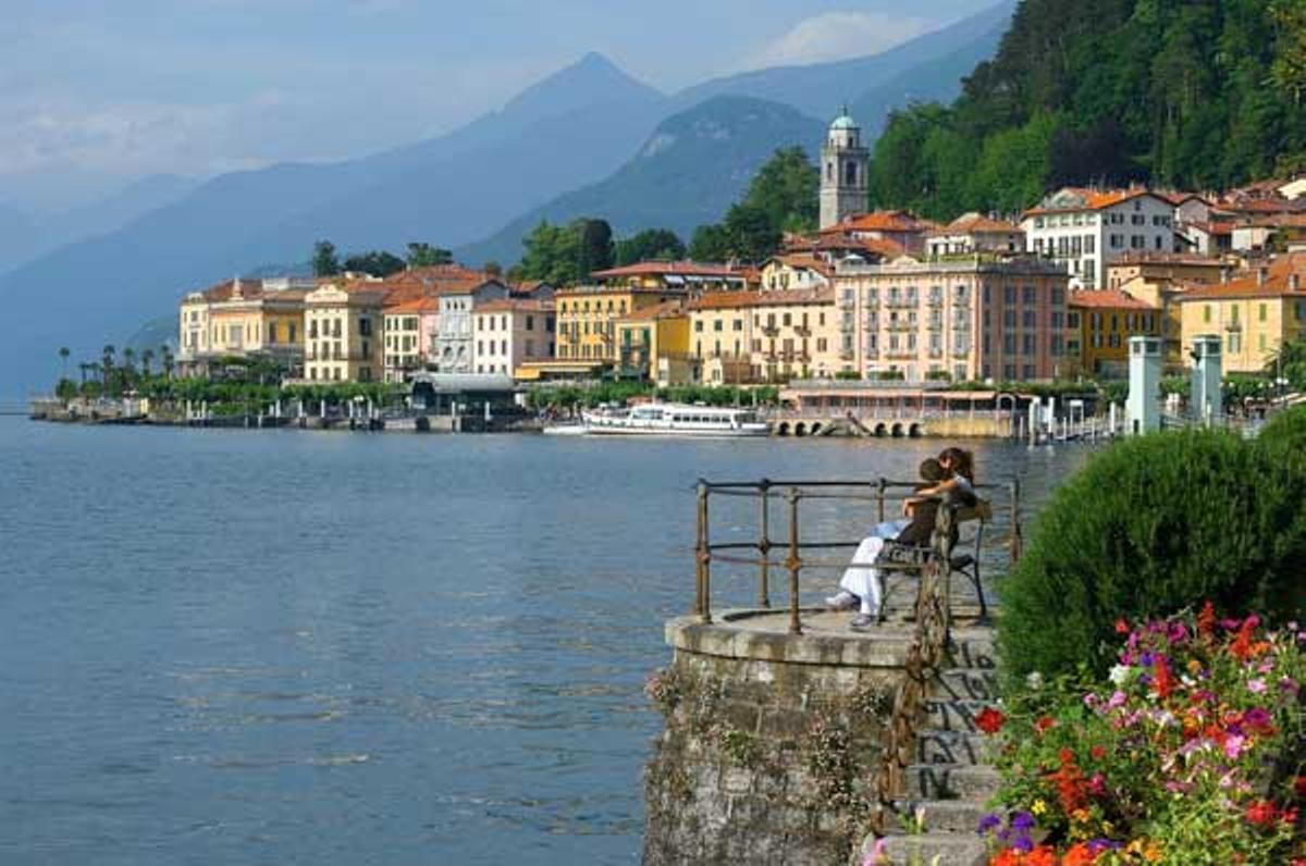Pareja disfrutando de las vistas de Bellagio.