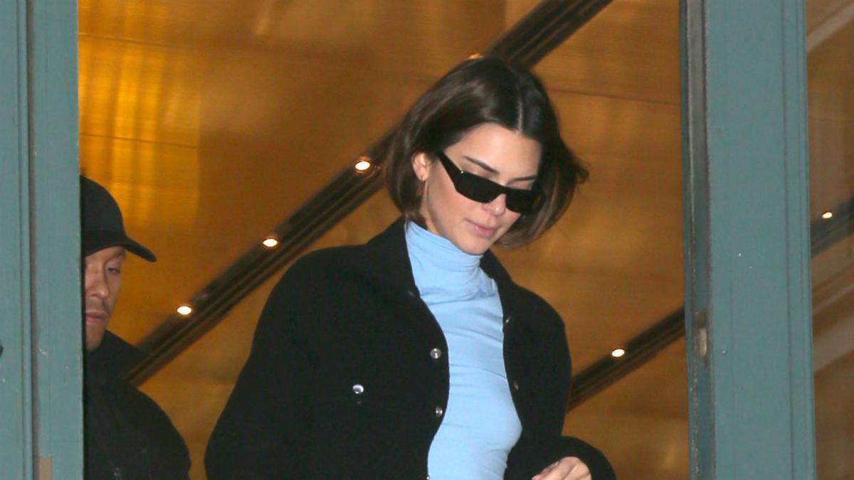 Kendall Jenner con look en negro y azul