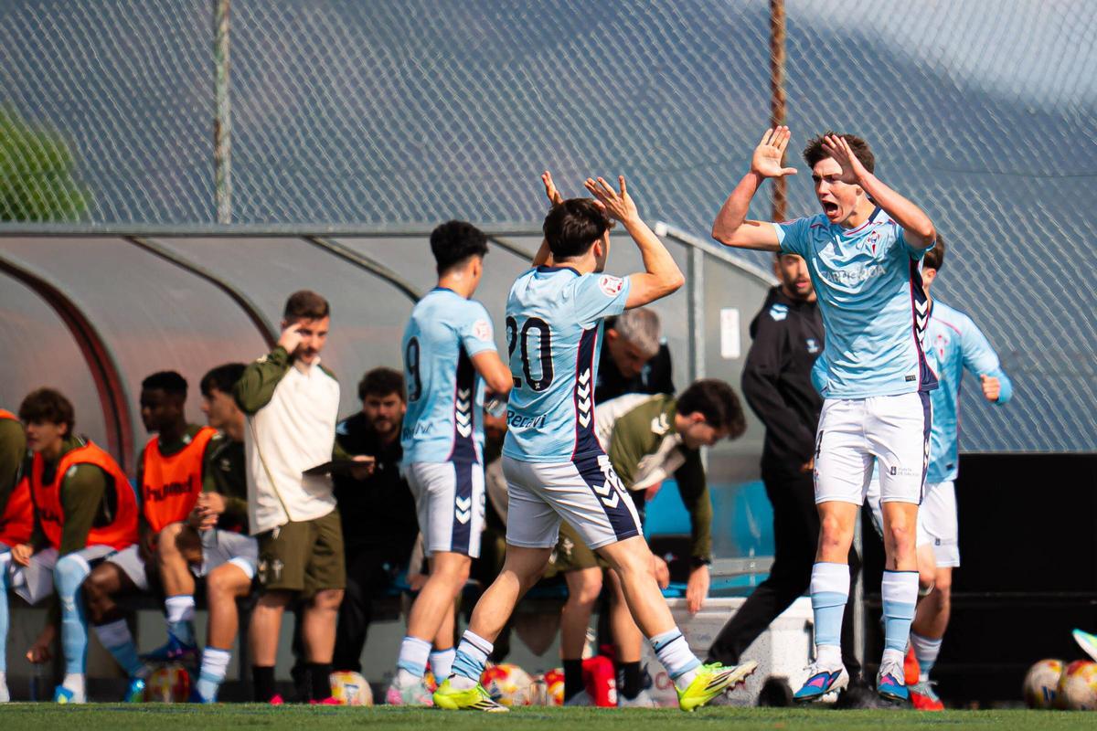 Los jugadores del Celta celebran uno de sus goles.