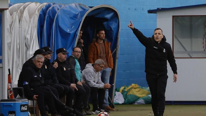 Manolo Sánchez Murias, entrenador del Avilés: &quot;Era un día importante, con la necesidad de sacar los tres puntos, y lo hemos conseguido&quot;