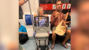 Una mujer mayor, insultada por un hombre en el metro de Barcelona por ser española: Maleducado, menos mal que los catalanes no son como tú