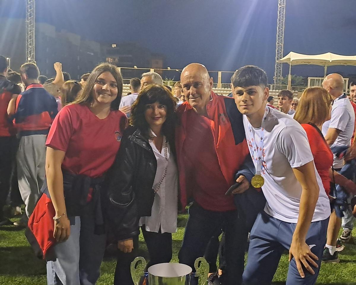 La UE Tavernes de la Valldigna celebra el histórico título de campeón de La Nostra Copa