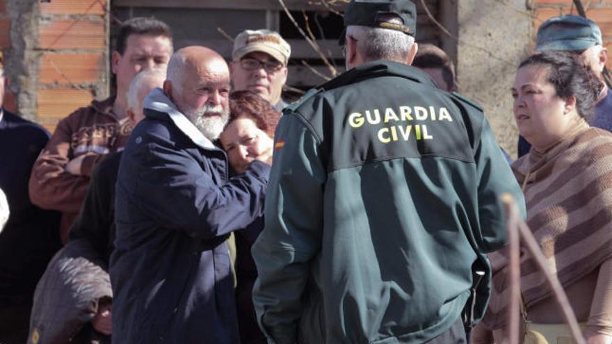 Familiares de las víctimas, en el centro, reciben información de la Guardia Civil.  // Efe