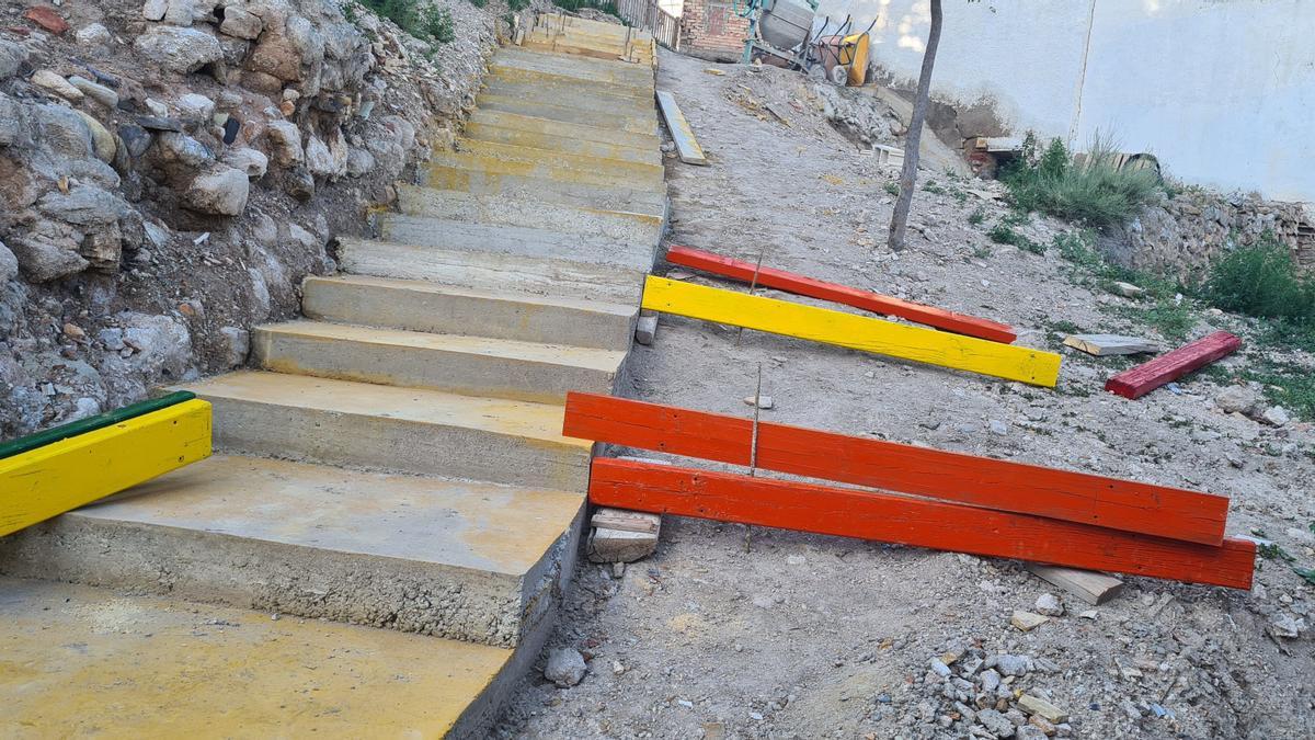 Tablas pintadas donde se prevén instalar las bancadas para realizar las plantaciones