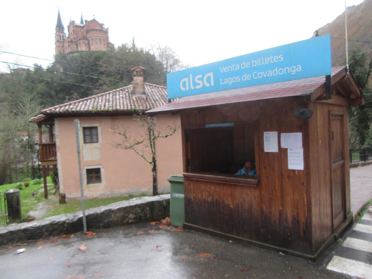 La zona de venta de billetes del plan de transporte en Covadonga.
