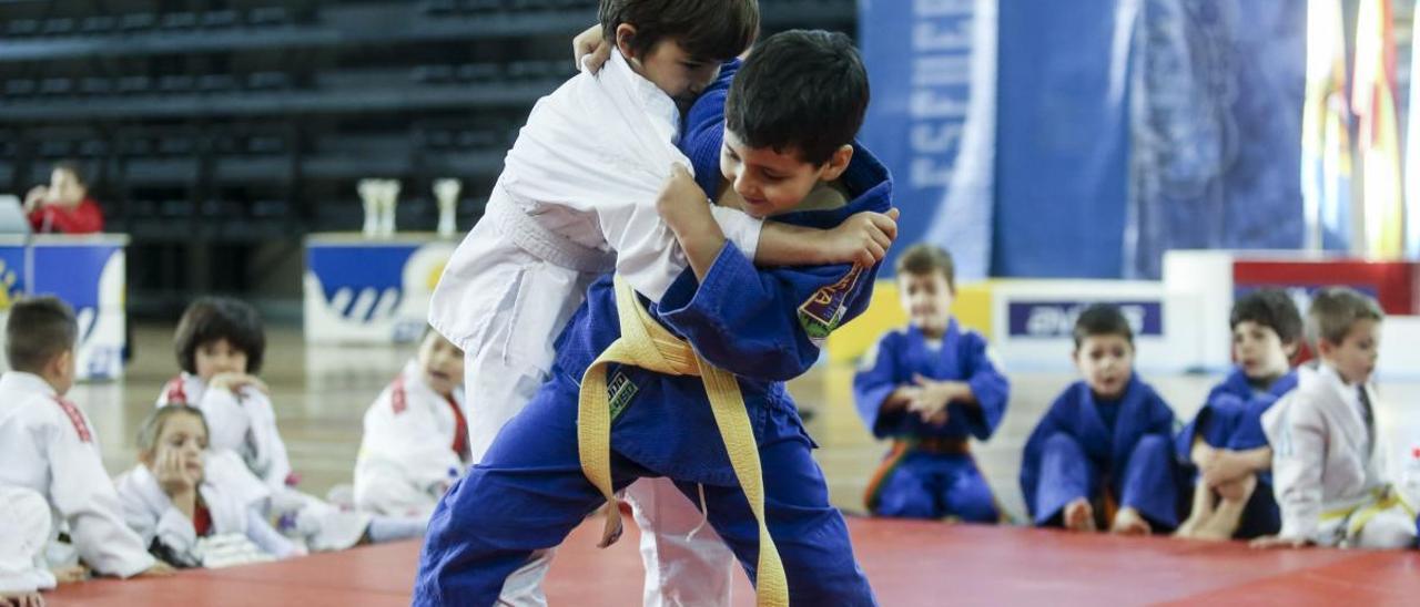 Dos niños en un combate disputado en el Torneo de Avilés