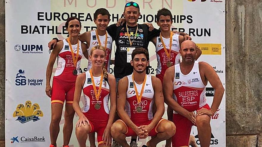 El equipo de Amistat posa con las medallas logradas.  | P.B.