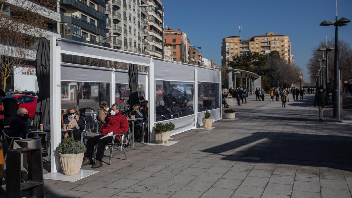 La apertura del interior de los bares es una de las medidas que se espera en la desescalada