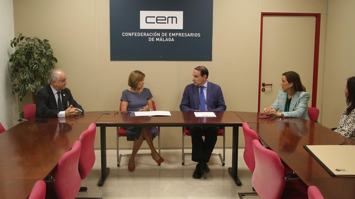 Remedios Martel y González de Lara, en la firma del acuerdo.