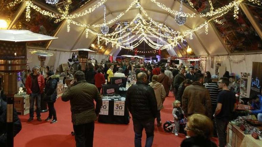 El mercadillo está instalado en una carpa en la alameda. // Jesús Regal