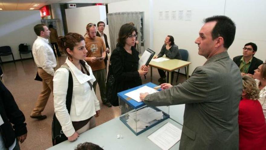 Electores de la Universidad Miguel Hernández, votando durante las pasadas elecciones a rector.