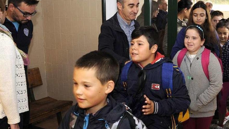 Entrada de los niños al centro escolar de Rodeiro. // Bernabé/J. Lalín