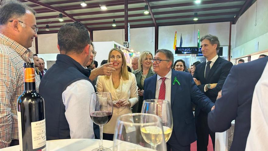 La presidenta María Guardiola, junto al alcalde José María Ramírez, haciendo una visita a los expositores de Iberovinac.