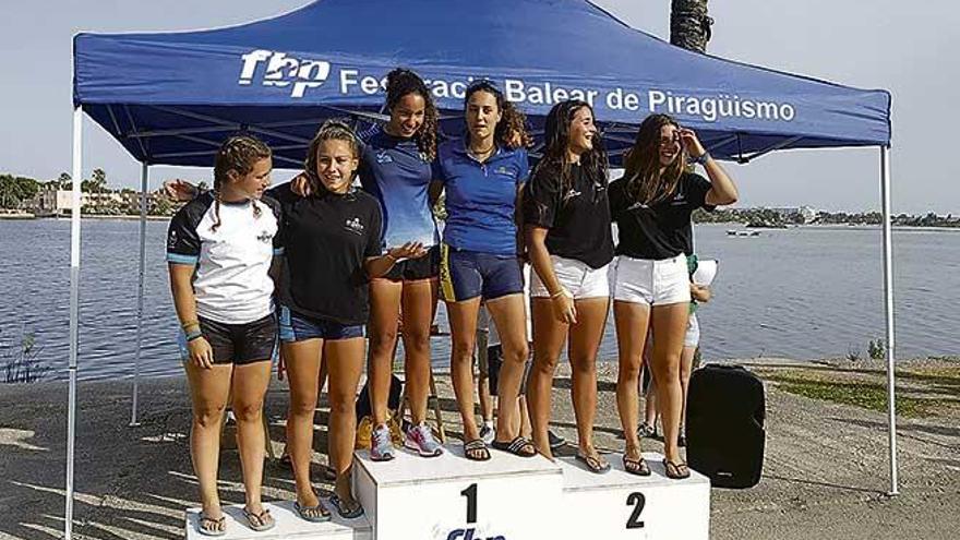 Las mejores en la categoría femenina posan en el podio.