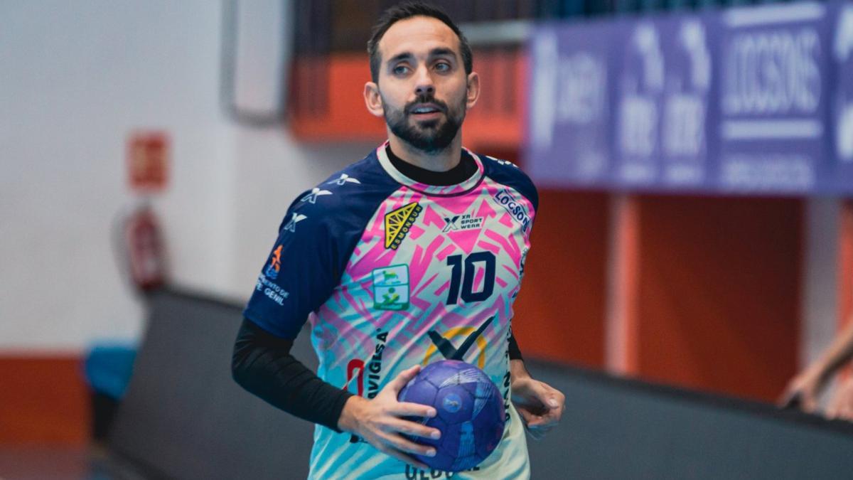 José Cuenca controla el balón.