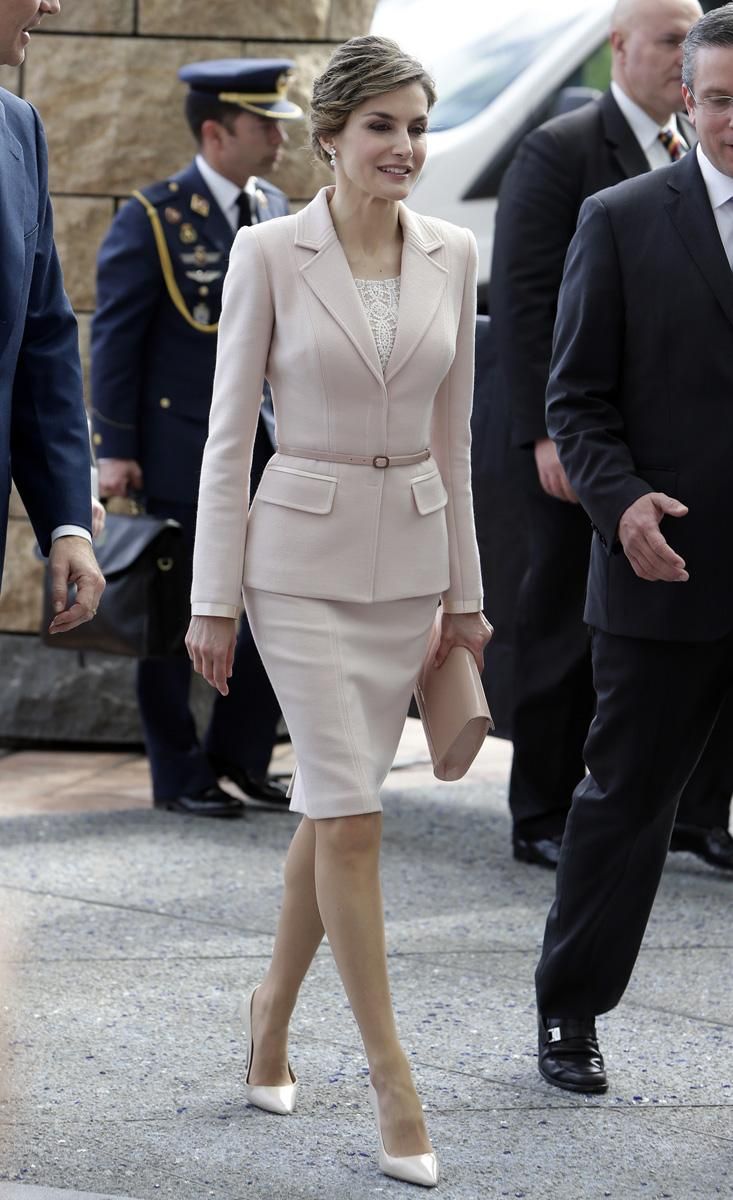Letizia Ortiz con conjunto de Felipe Varela y zapatos 'nude' de Prada en Puerto Rico