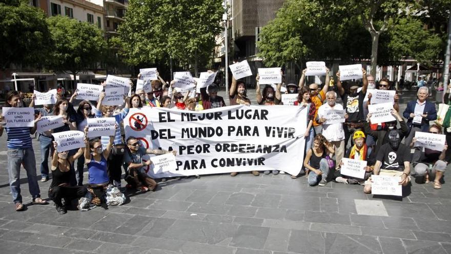Un momento de la protesta de la plaza de España.