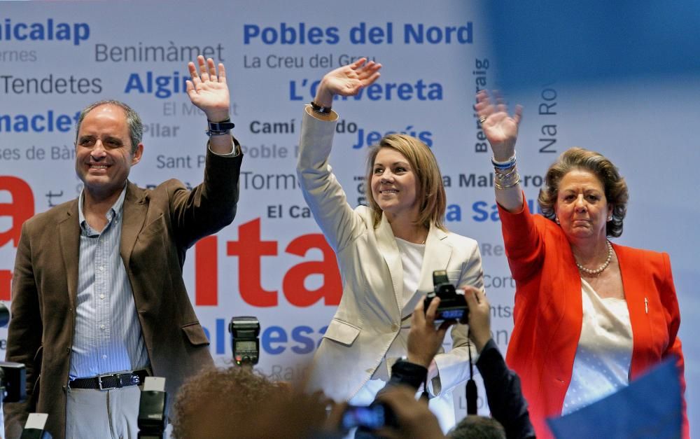 María Dolores de Cospedal, entre Francisco Camps y Rita Barberá, en un acto de 2011.