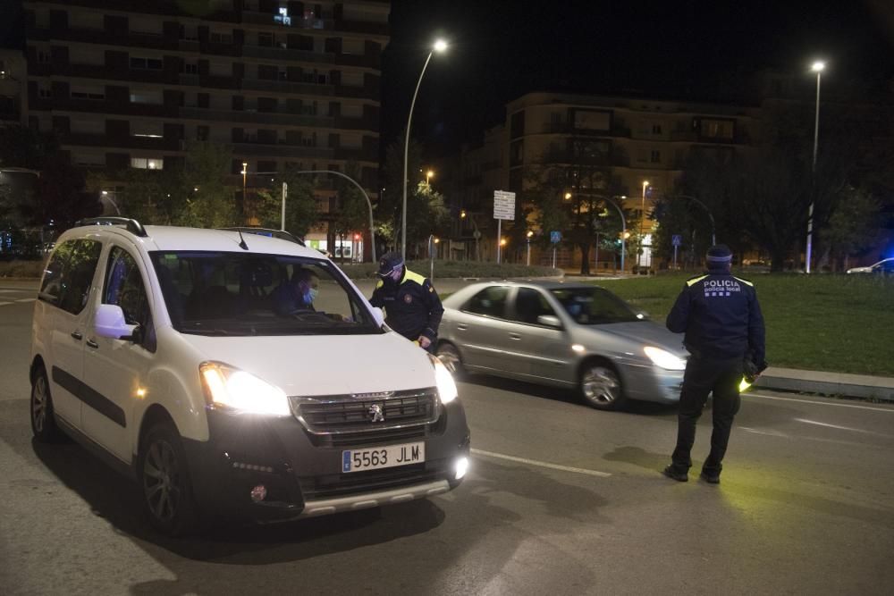 Control policial a la Bonavista de Manresa durant el toc de queda