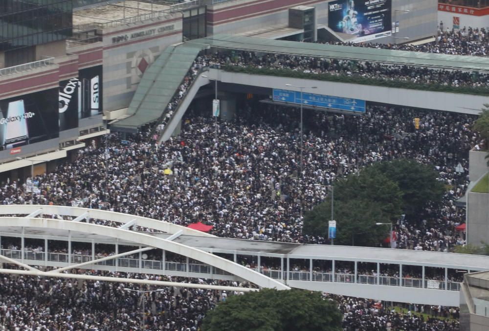 Miles de manifestantes paralizan Hong Kong