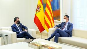 El presidente del Gobierno, Pedro Sánchez (d); y el president de la Generalitat de Catalunya, Pere Aragonès, durante una reunión en el Palacio de la Moncloa, a 29 de junio de 2021, en Madrid